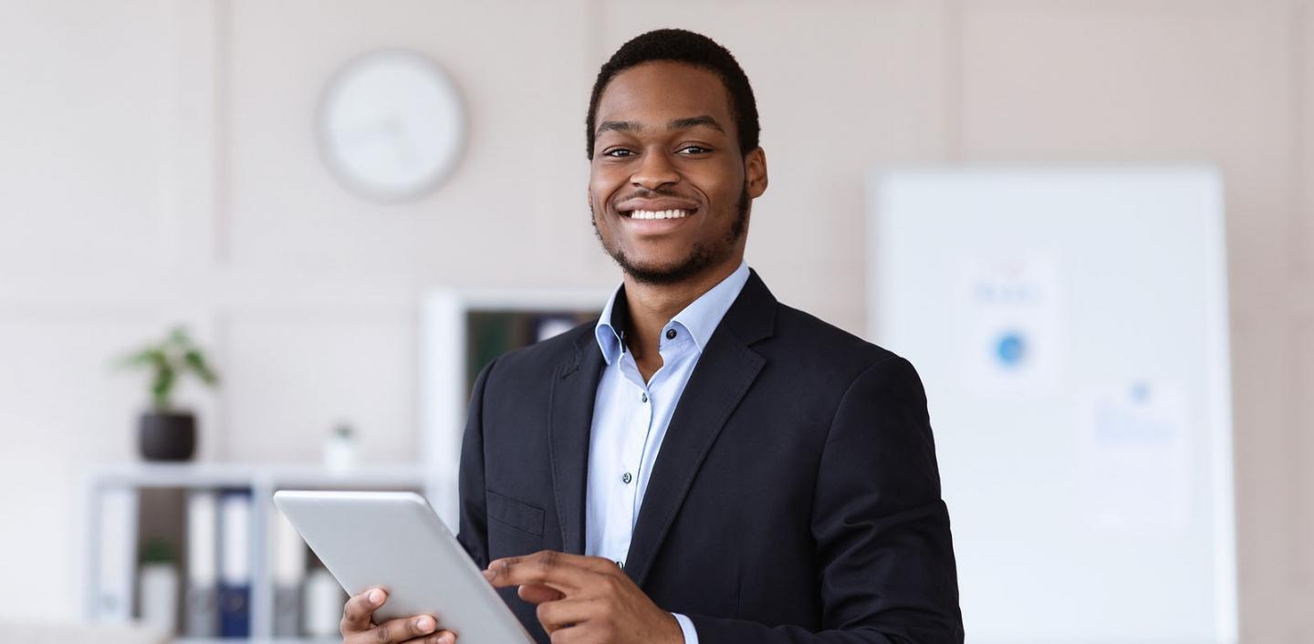 Professionisti che lavorano su analisi di bilancio con strumenti digitali durante un workshop pratico