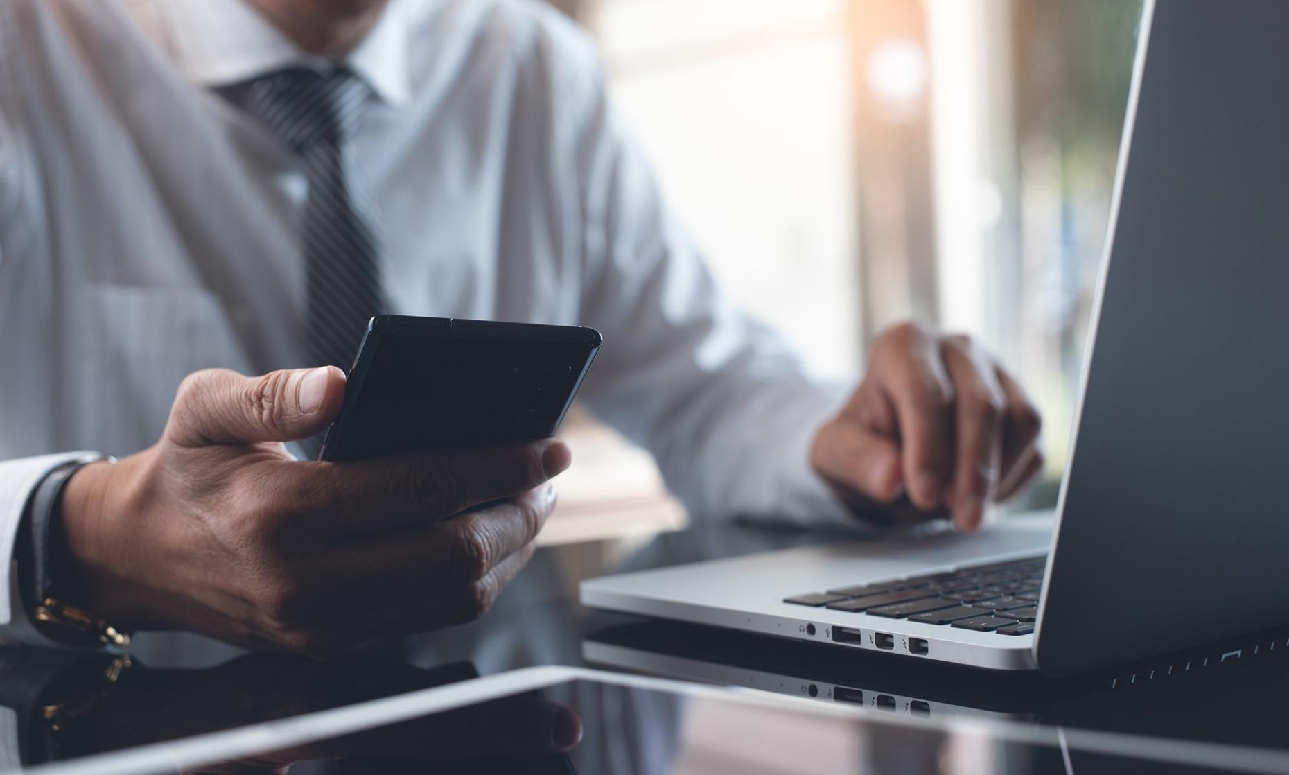 Ambiente di lavoro collaborativo con team che analizza documenti finanziari