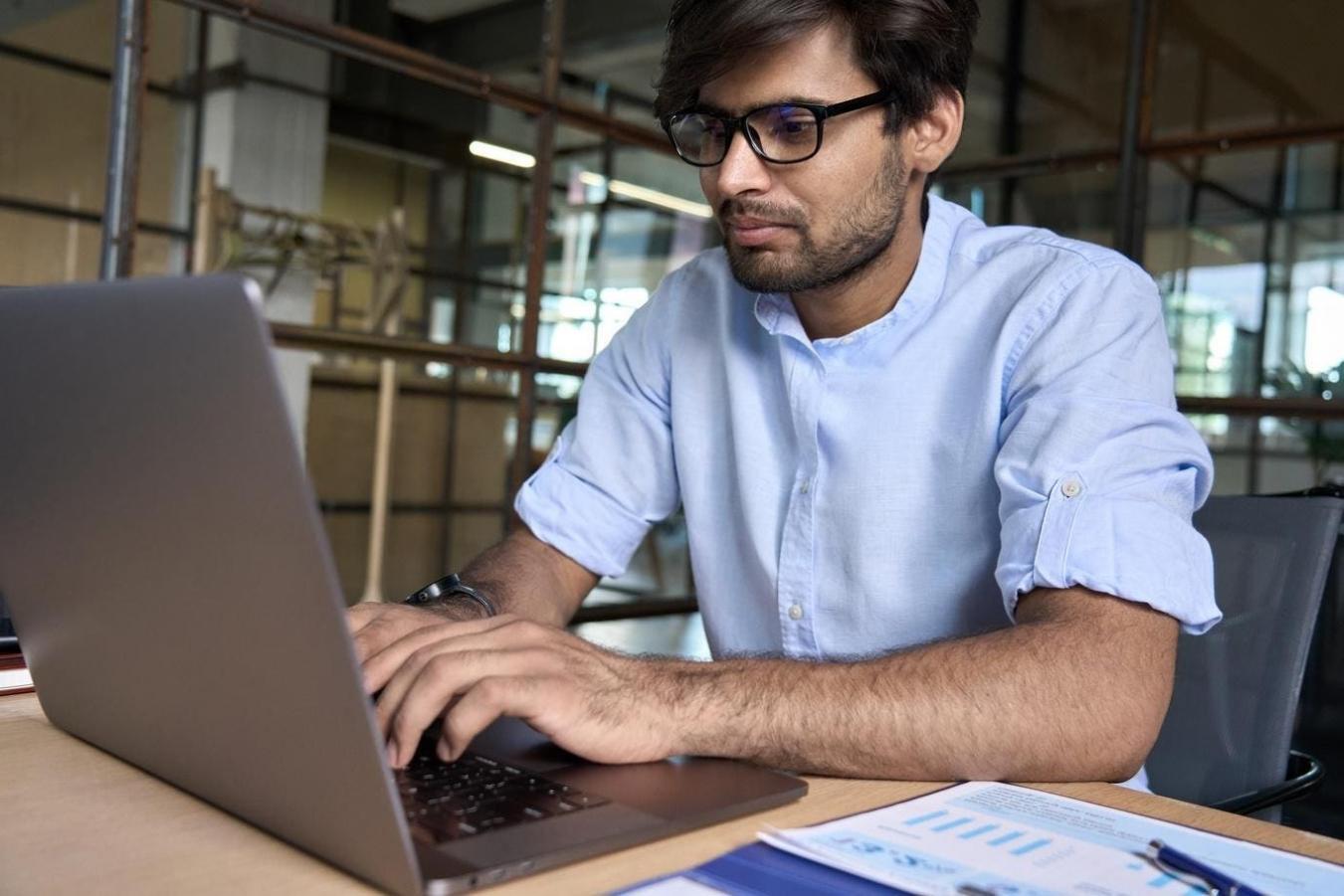 Interfaccia della piattaforma che mostra dashboard interattivo con grafici finanziari