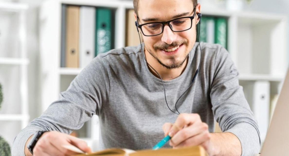 Partecipanti al webinar che collaborano su progetti di budgeting